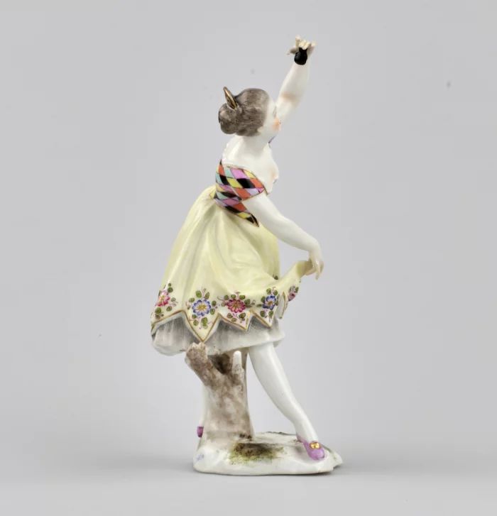 Figurine en porcelaine Danseuse aux castagnettes. 