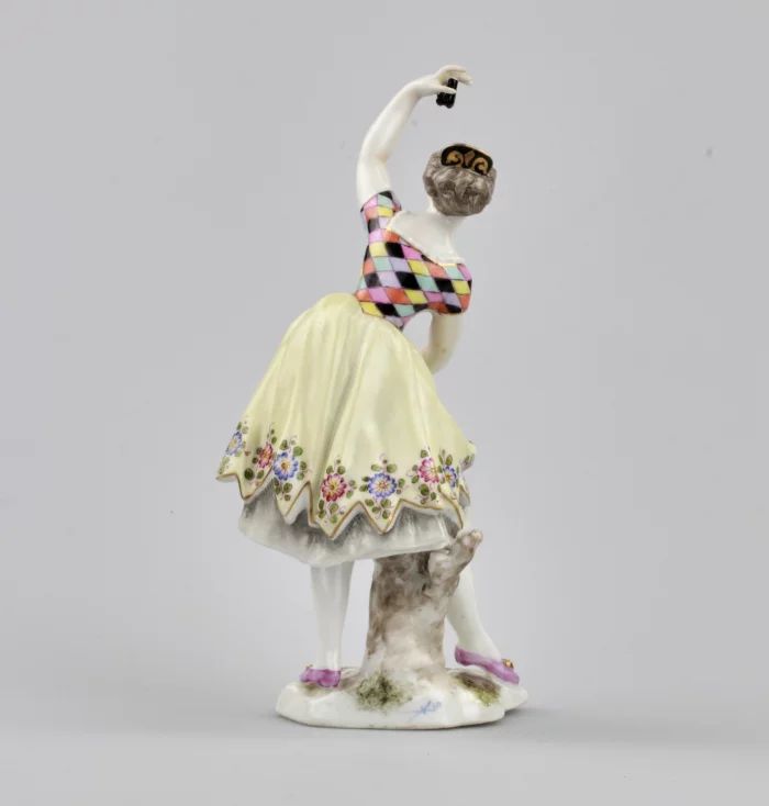 Figurine en porcelaine Danseuse aux castagnettes. 