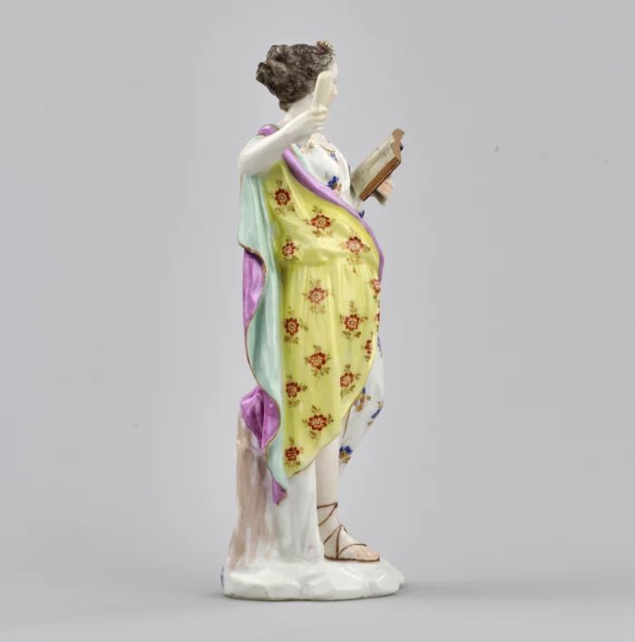 Figurine en porcelaine "Allégorie de la poésie". 