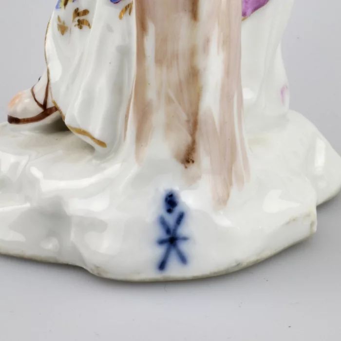 Figurine en porcelaine "Allégorie de la poésie". 