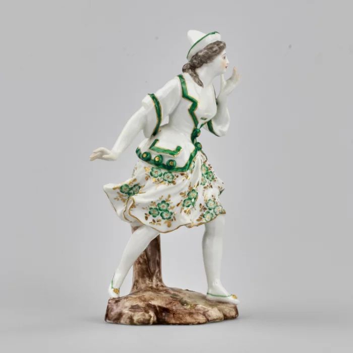 Figurine en porcelaine La Dame en Vert. La France. 19ème siècle. 