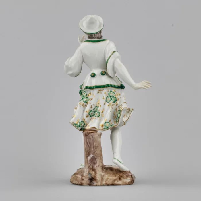 Figurine en porcelaine La Dame en Vert. La France. 19ème siècle. 