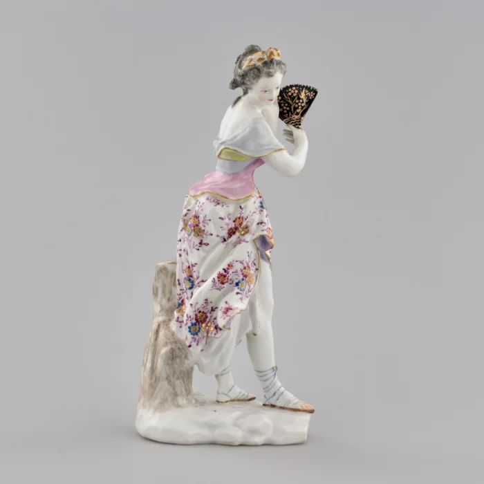 Figurine en porcelaine "Dame à leventail". 