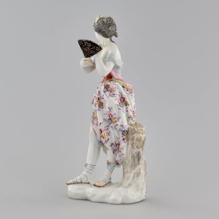 Figurine en porcelaine "Dame à leventail". 