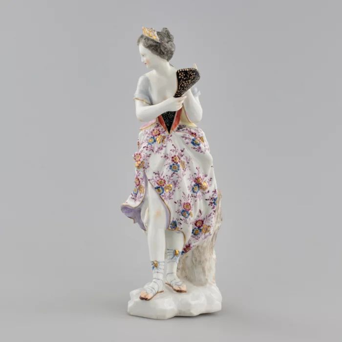 Figurine en porcelaine "Dame à leventail". 