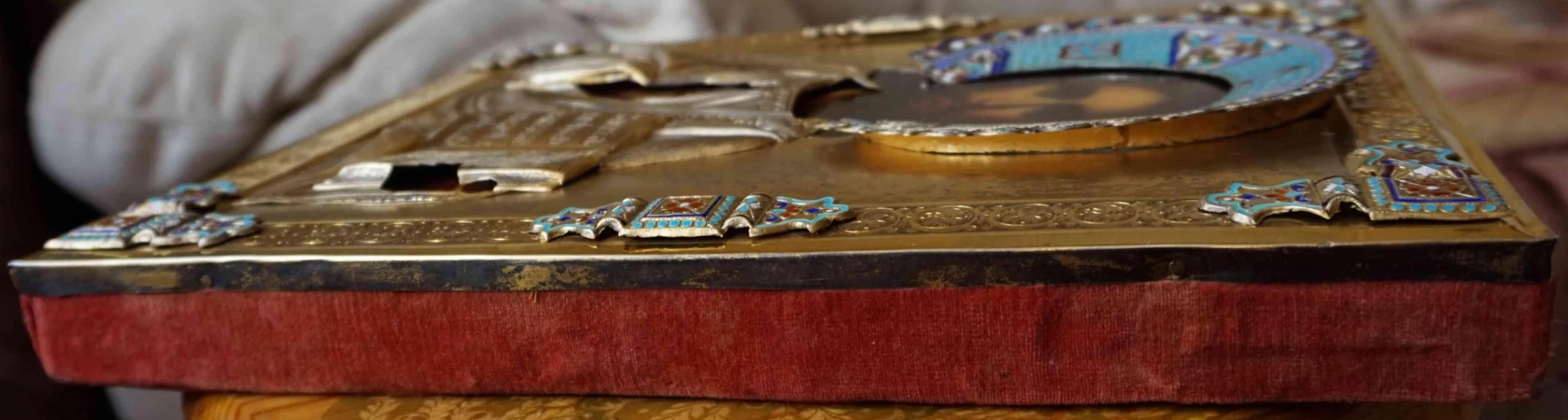 Старинный образ «Господь Вседержитель» в серебряном окладе и оригинальном киоте. Москва, конец XIX в. 