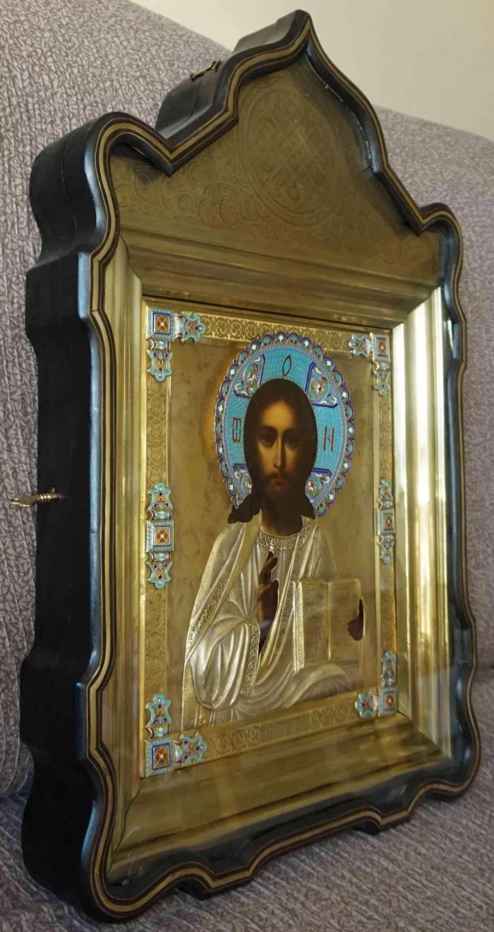 Lancienne image du "Seigneur Tout-Puissant" dans un cadre en argent et un etui à icônes original. Moscou, fin du XIXe siècle. 
