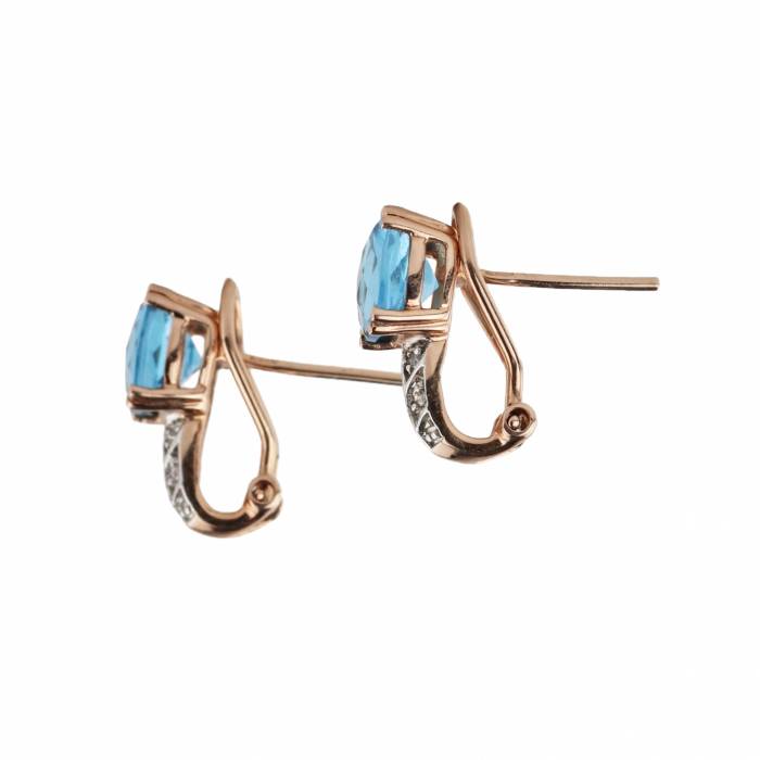 Boucles d`oreilles en or 14 carats avec topaze et diamants dans leur boîte d`origine. 