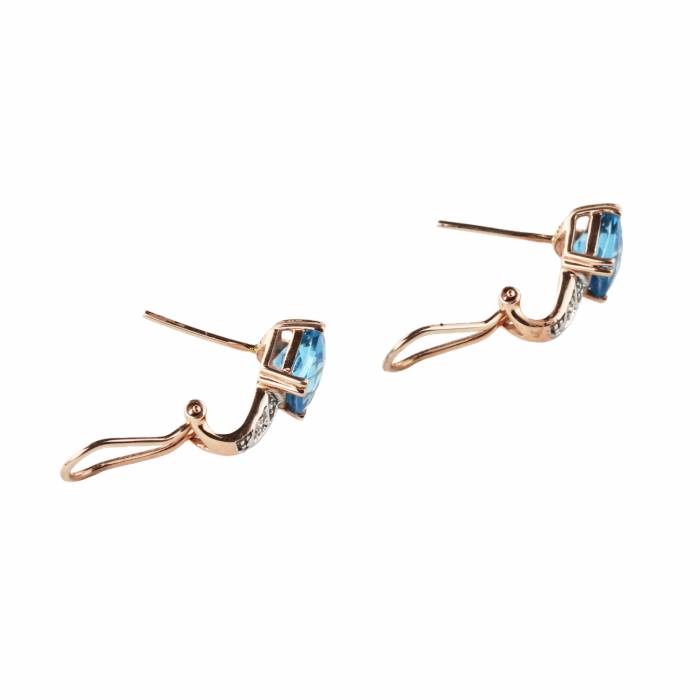 Boucles d`oreilles en or 14 carats avec topaze et diamants dans leur boîte d`origine. 