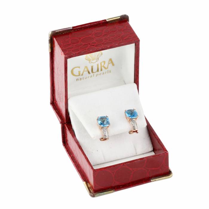 Boucles d`oreilles en or 14 carats avec topaze et diamants dans leur boîte d`origine. 