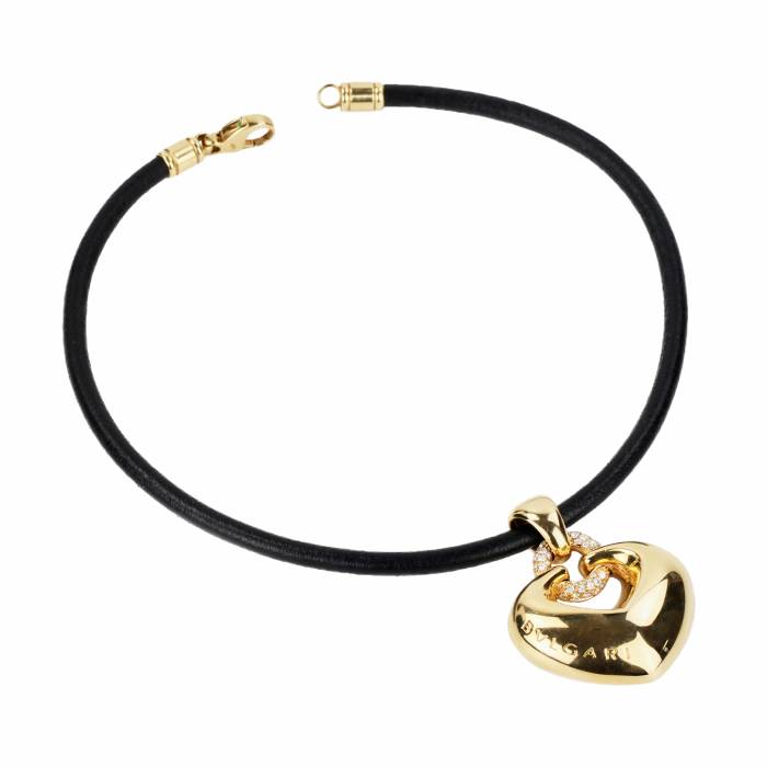 Bulgari gold pendant with diamonds, in the form of a heart on a rubber strap. 