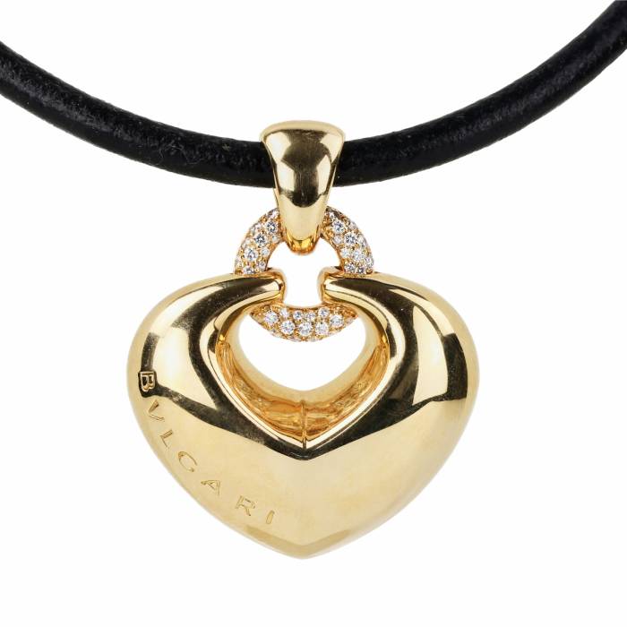 Pendentif Bulgari en or avec diamants, en forme de cœur sur un bracelet en caoutchouc. 