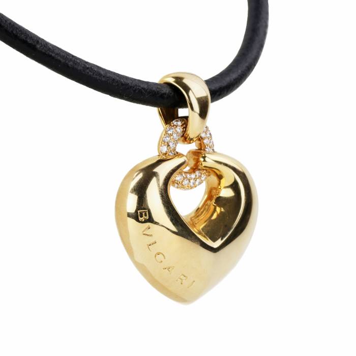 Золотой кулон с бриллиантами Bulgari, в виде сердца на каучуковом ремешке.