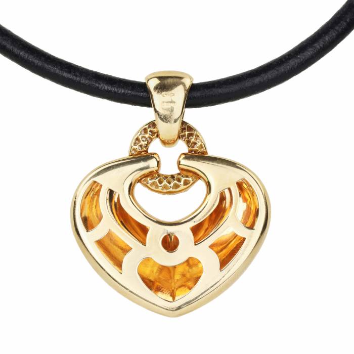 Bulgari gold pendant with diamonds, in the form of a heart on a rubber strap. 