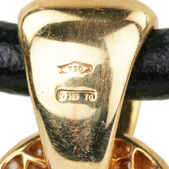 Золотой кулон с бриллиантами Bulgari, в виде сердца на каучуковом ремешке.