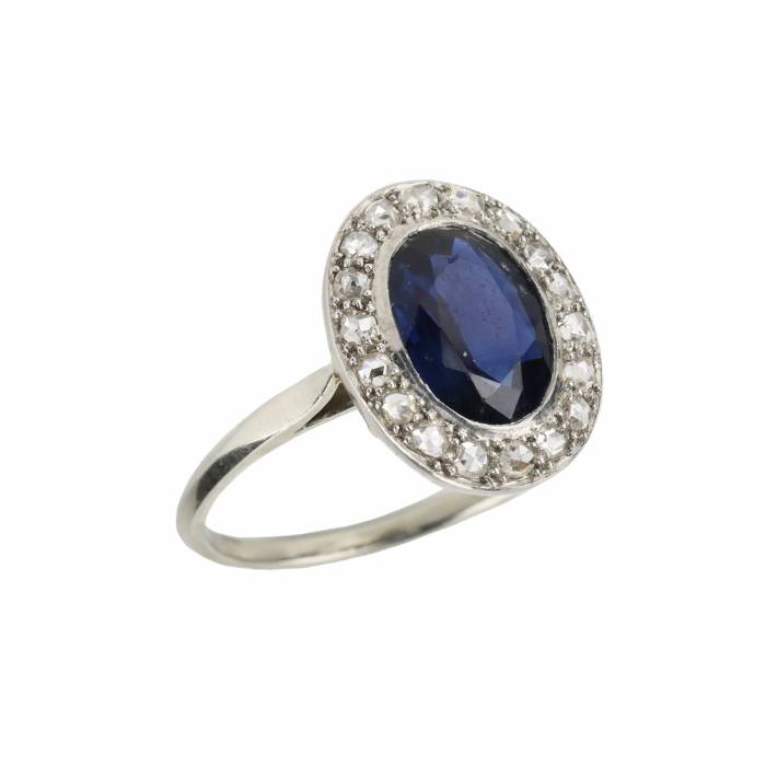 Gold ring with sapphire and diamonds. 