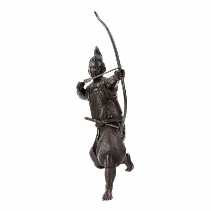 Figure japonaise en bronze d`un archer samouraï. 19ème siècle. 