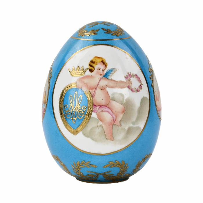 Grand oeuf de Pâques en porcelaine. 