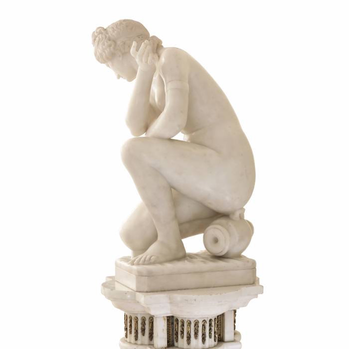 Magnificent marble sculpture on console. Bathing Venus. Italy. 19th century. 