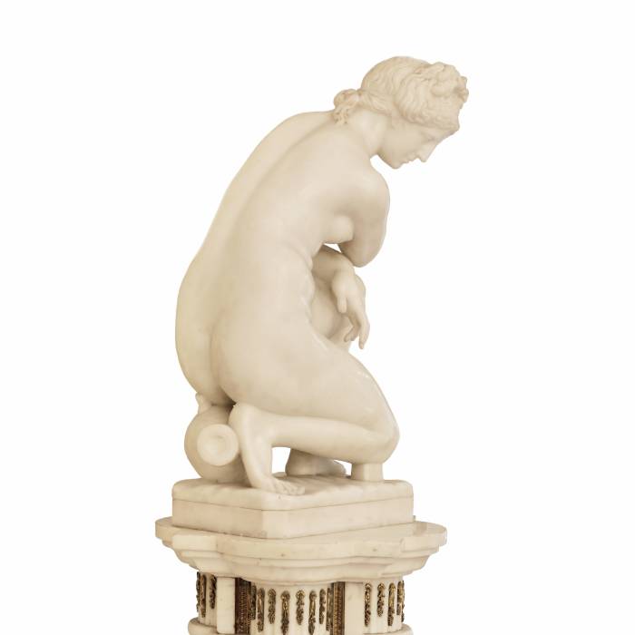 Magnificent marble sculpture on console. Bathing Venus. Italy. 19th century. 