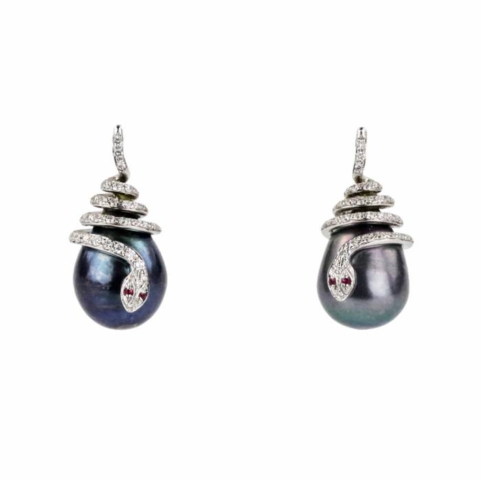 Boucles d`oreilles en or avec perles noires et diamants. 