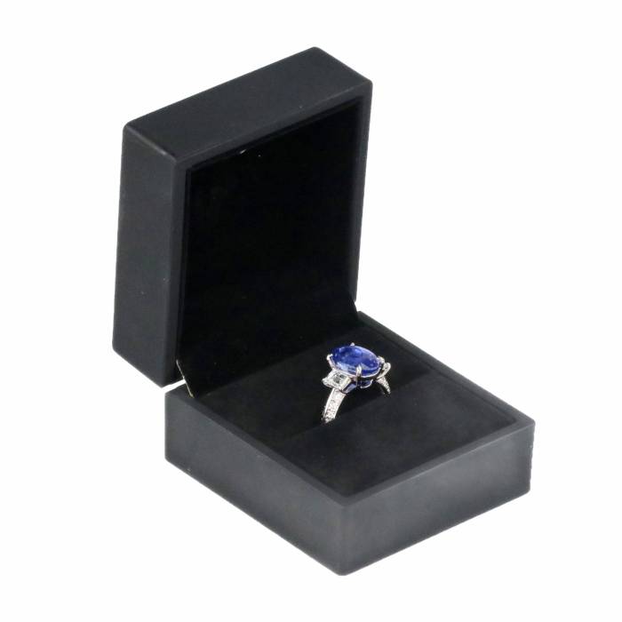 Unique, women`s ring in platinum with natural sapphire 7.31k and diamonds. 