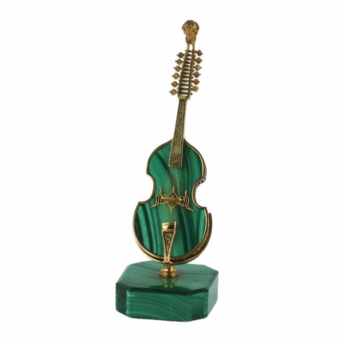 Malachite, miniature en argent dore d`un instrument de musique ancien Viol d`amour, œuvre de joailliers italiens du XXe siècle. 