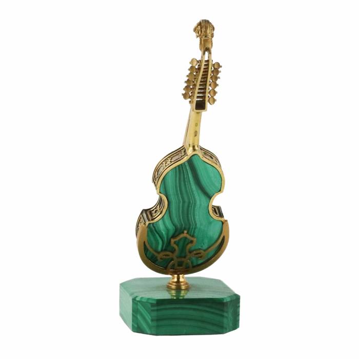 Malachite, miniature en argent dore d`un instrument de musique ancien Viol d`amour, œuvre de joailliers italiens du XXe siècle. 