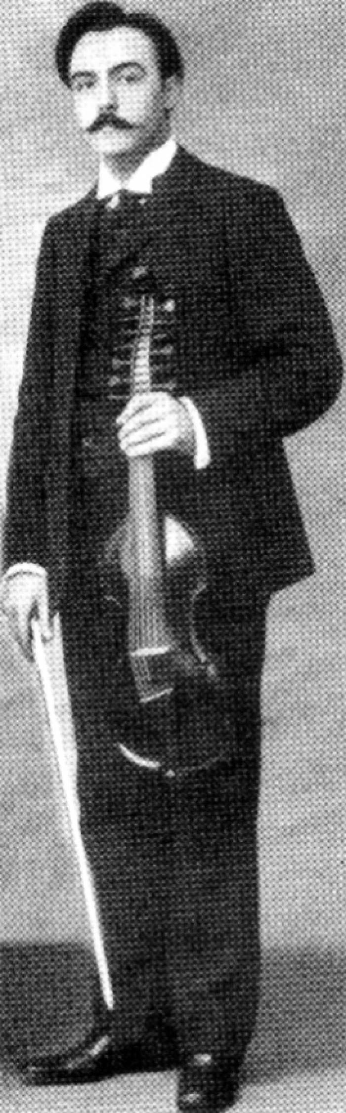 Малахитовая, в золоченом серебре миниатюра старинного, музыкального инструмента Виоль д’амур, работы итальянских ювелиров 20 века. 