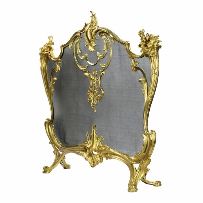 Bouhon. Pare-feu de cheminee en bronze dore avec grillage de protection en metal, de style Louis XV. 