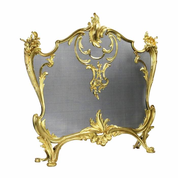 Bouhon. Fireplace screen in gilded bronze with metal protective mesh, Louis XV style. 