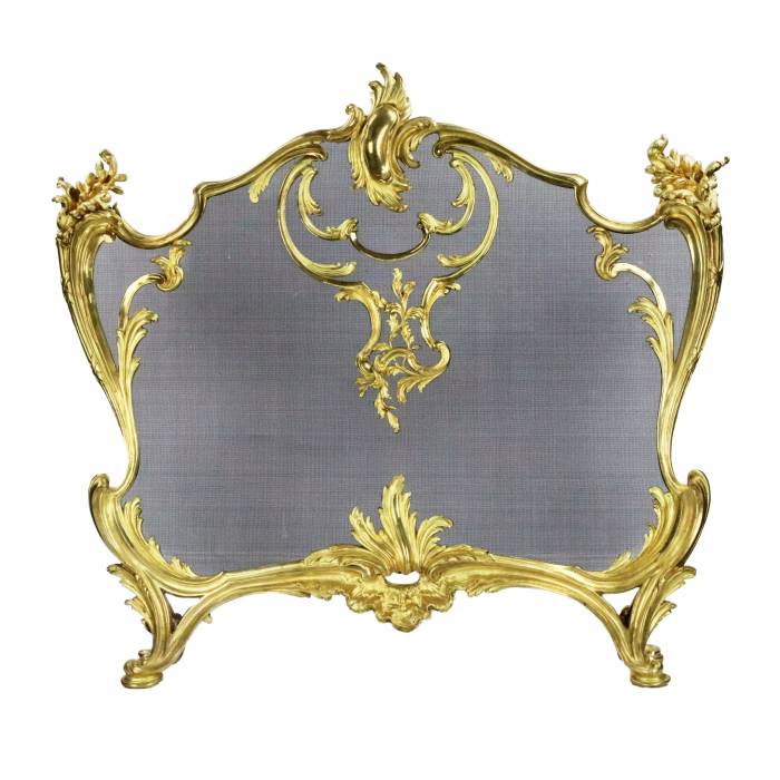 Bouhon. Pare-feu de cheminee en bronze dore avec grillage de protection en metal, de style Louis XV. 