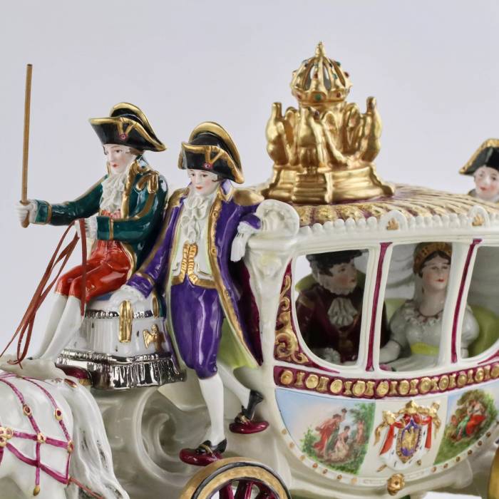 Groupe saxon, sculptural, en porcelaine Voiture de mariage de Napoleon Bonaparte. 