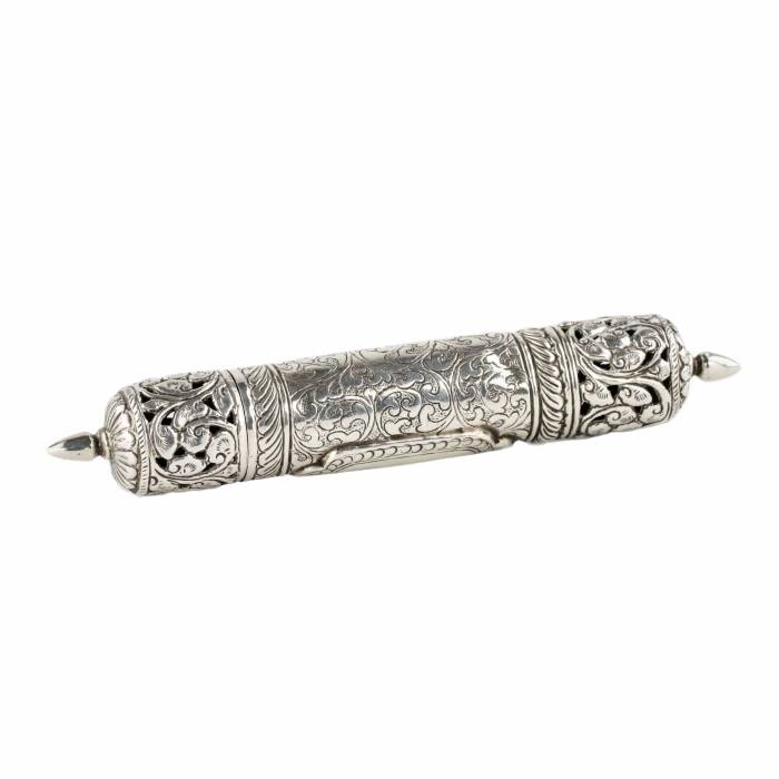 Cylindrical Megillah case in openwork silver with floral motifs. 
