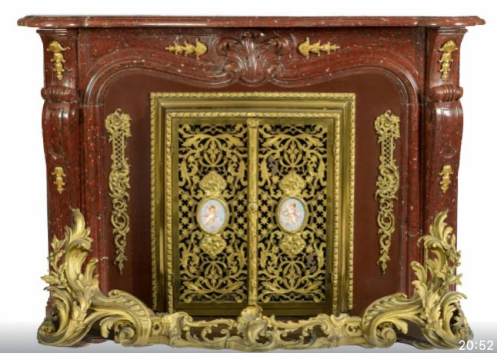 Izsmalcināts 19. gadsimta sarkanbrūns marmors un zeltīta bronzas franču kamīns. 