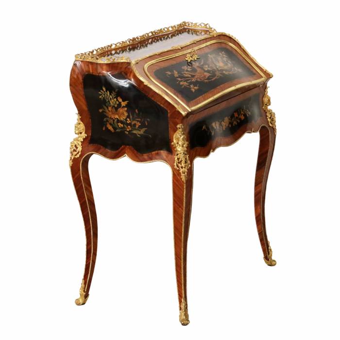 Кокетливое дамское бюро наборного дерева и позолоченной бронзы, в стиле Людовика XV. 
