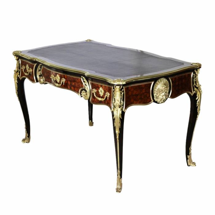 Magnificent writing desk in wood and gilded bronze, Louis XV style. 