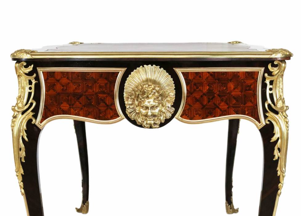 Magnificent writing desk in wood and gilded bronze, Louis XV style. 