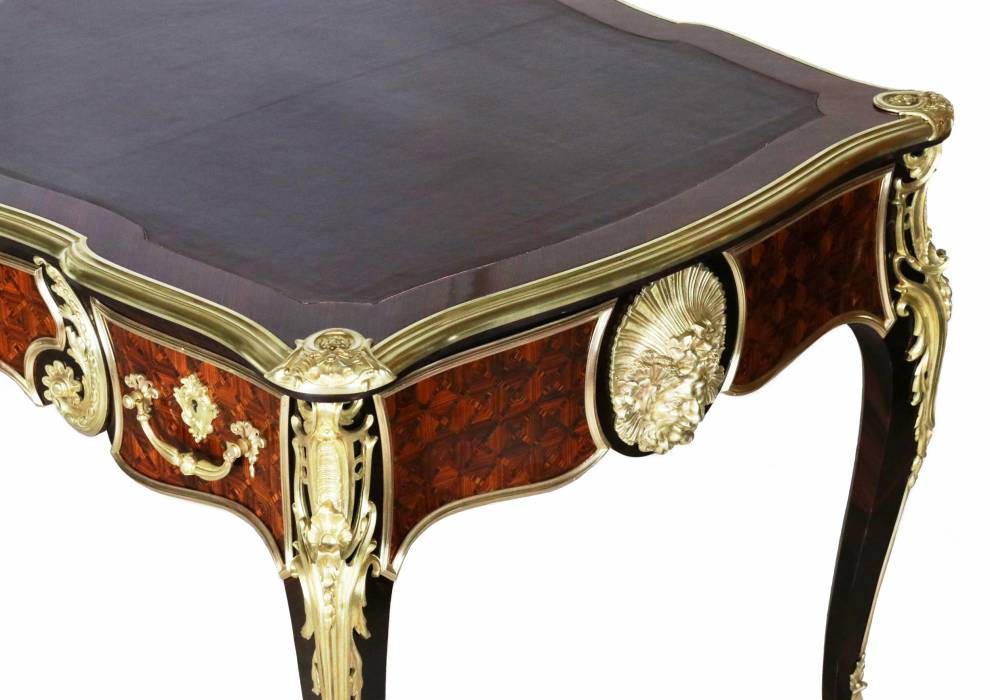 Magnificent writing desk in wood and gilded bronze, Louis XV style. 