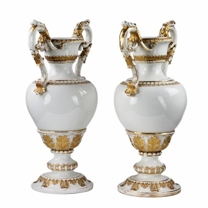 Paire de grands vases en porcelaine de Meissen à decor à l`or sur fond blanc, de style Napoleon III. 