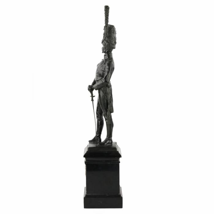 Figure en bronze d`un officier. Alfred Olson. 