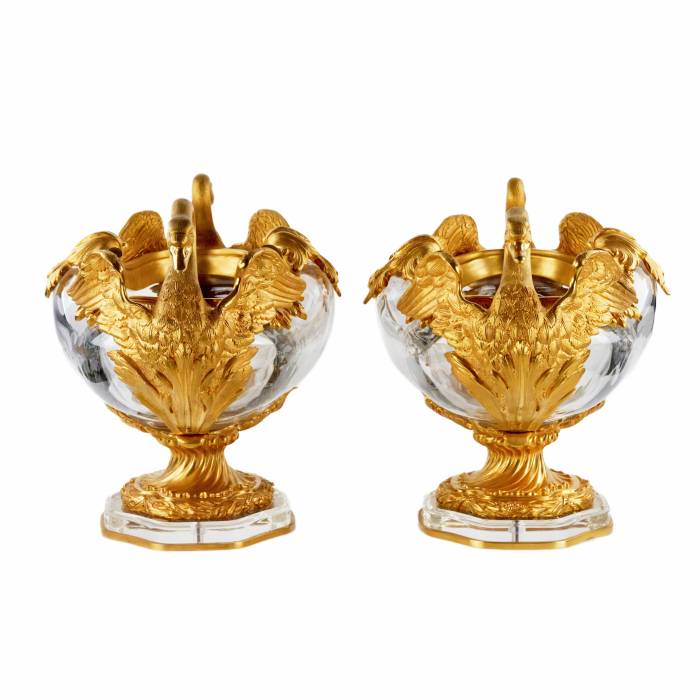 Paire de vases ovales en verre coulé et bronze doré, à motif de cygne. France 20ème siècle. 