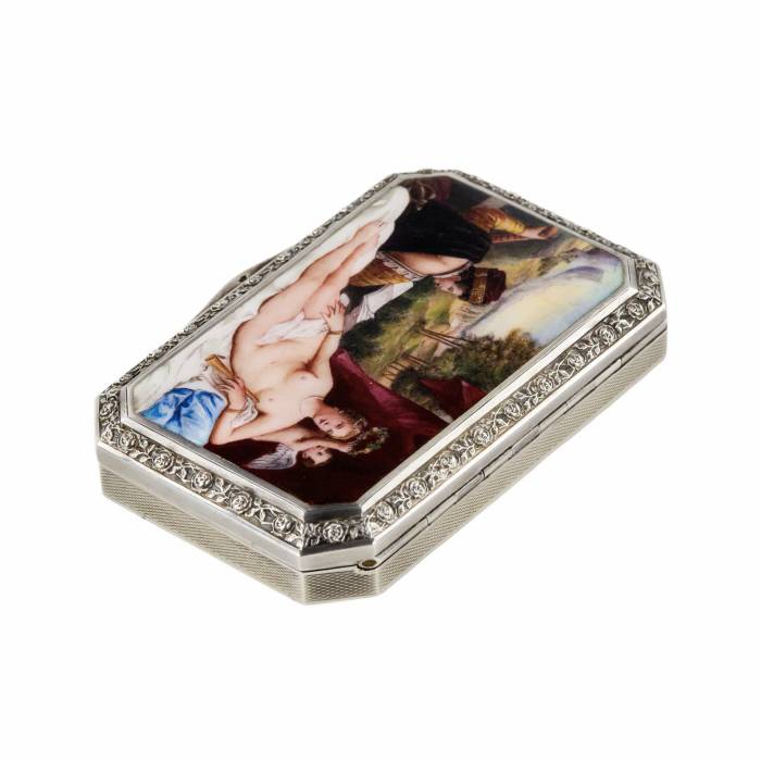 Une élégante tabatière en argent avec une miniature en émail de Vénus et un joueur de luth. L`Autriche. 20ième siècle. 