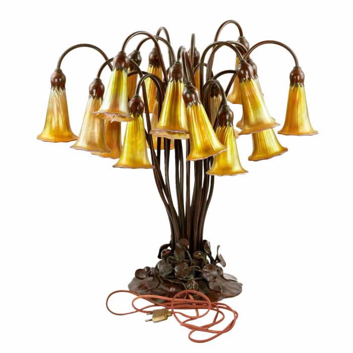 Lampe - cloches de 18 bourgeons lumineux, studios Buffalo. 