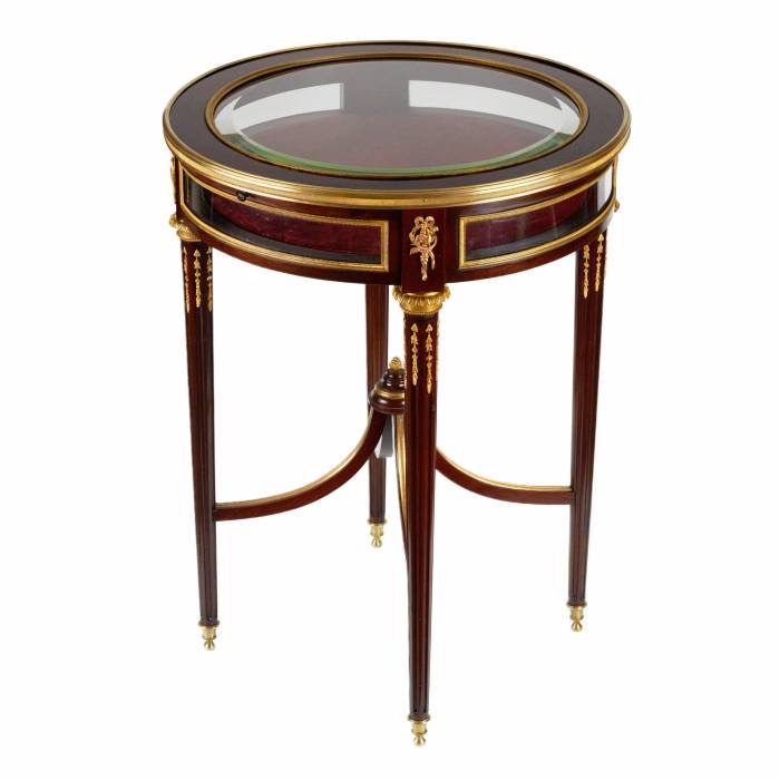 Table-vitrine ronde en acajou avec bronze dore, de style neoclassique. 