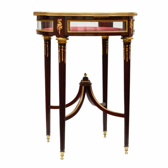 Table-vitrine ronde en acajou avec bronze dore, de style neoclassique. 