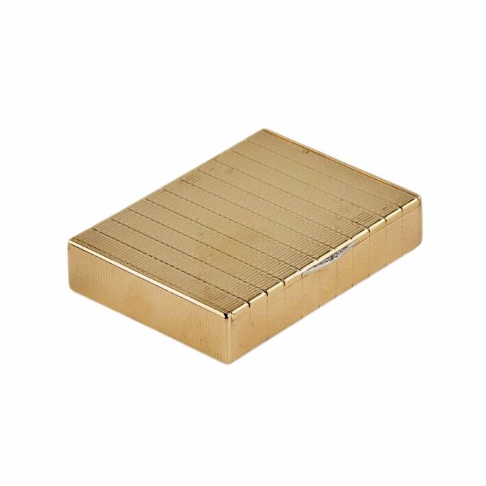 English gold snuffbox. 
