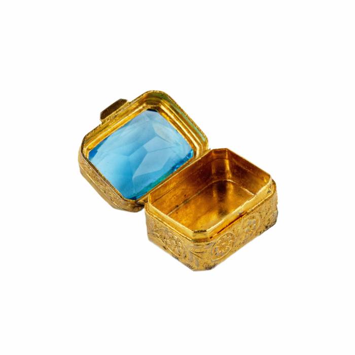 Pill box of gilded metal, with a large blue stone on the lid. Early 20th century. 