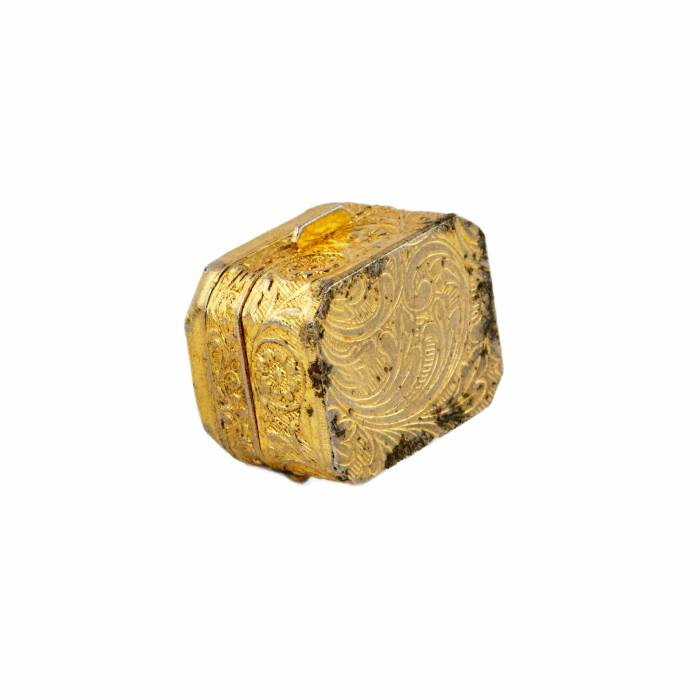 Pill box of gilded metal, with a large blue stone on the lid. Early 20th century. 