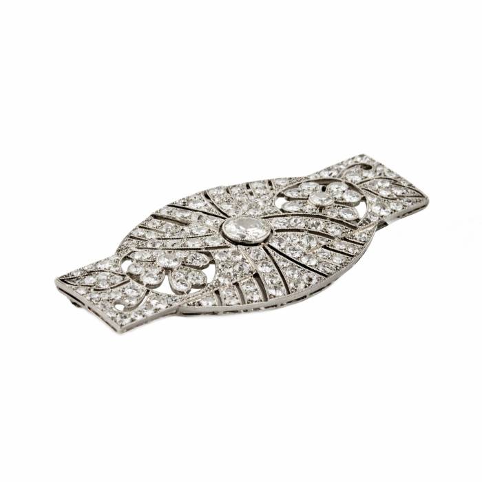 Brooch with diamonds in Art Deco style. 